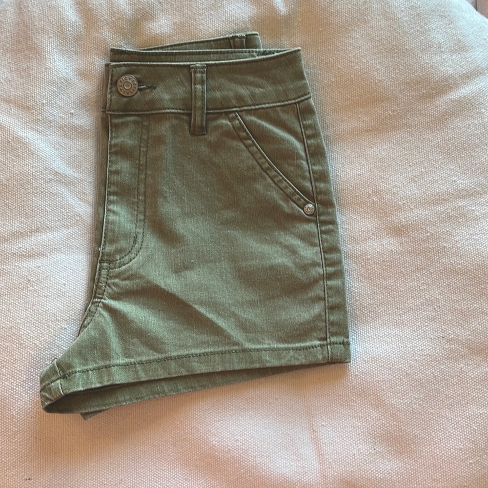 Green denim shorts never worn 8$